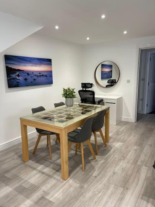 Maisy Lodge - Two Bed Lux Flat - Parking, Netflix, Wifi - Close To Blenheim Palace & Oxford - F2 Kidlington Exterior photo