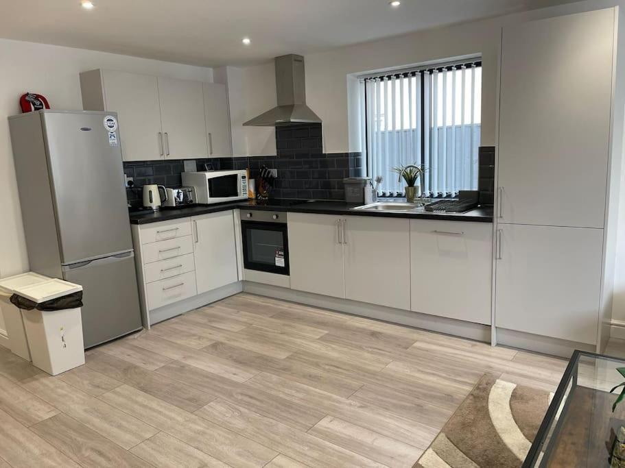 Maisy Lodge - Two Bed Lux Flat - Parking, Netflix, Wifi - Close To Blenheim Palace & Oxford - F2 Kidlington Exterior photo