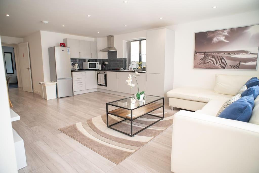 Maisy Lodge - Two Bed Lux Flat - Parking, Netflix, Wifi - Close To Blenheim Palace & Oxford - F2 Kidlington Exterior photo
