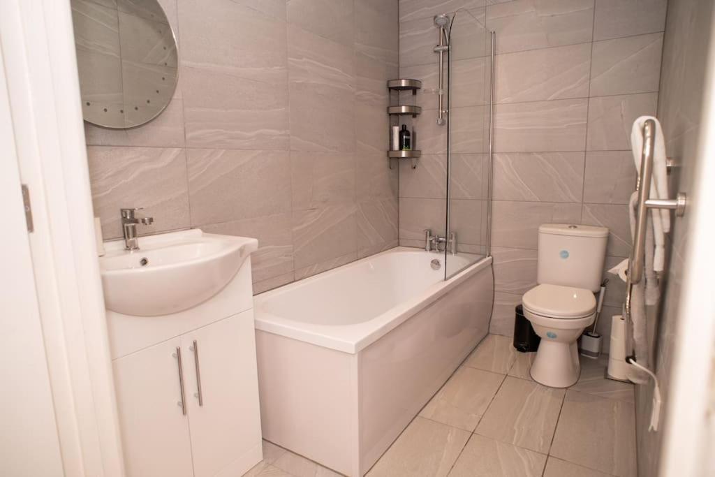 Maisy Lodge - Two Bed Lux Flat - Parking, Netflix, Wifi - Close To Blenheim Palace & Oxford - F2 Kidlington Exterior photo