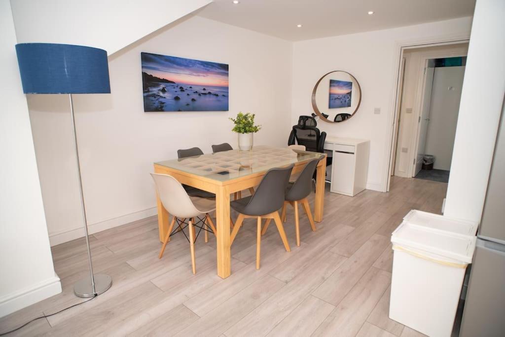 Maisy Lodge - Two Bed Lux Flat - Parking, Netflix, Wifi - Close To Blenheim Palace & Oxford - F2 Kidlington Exterior photo
